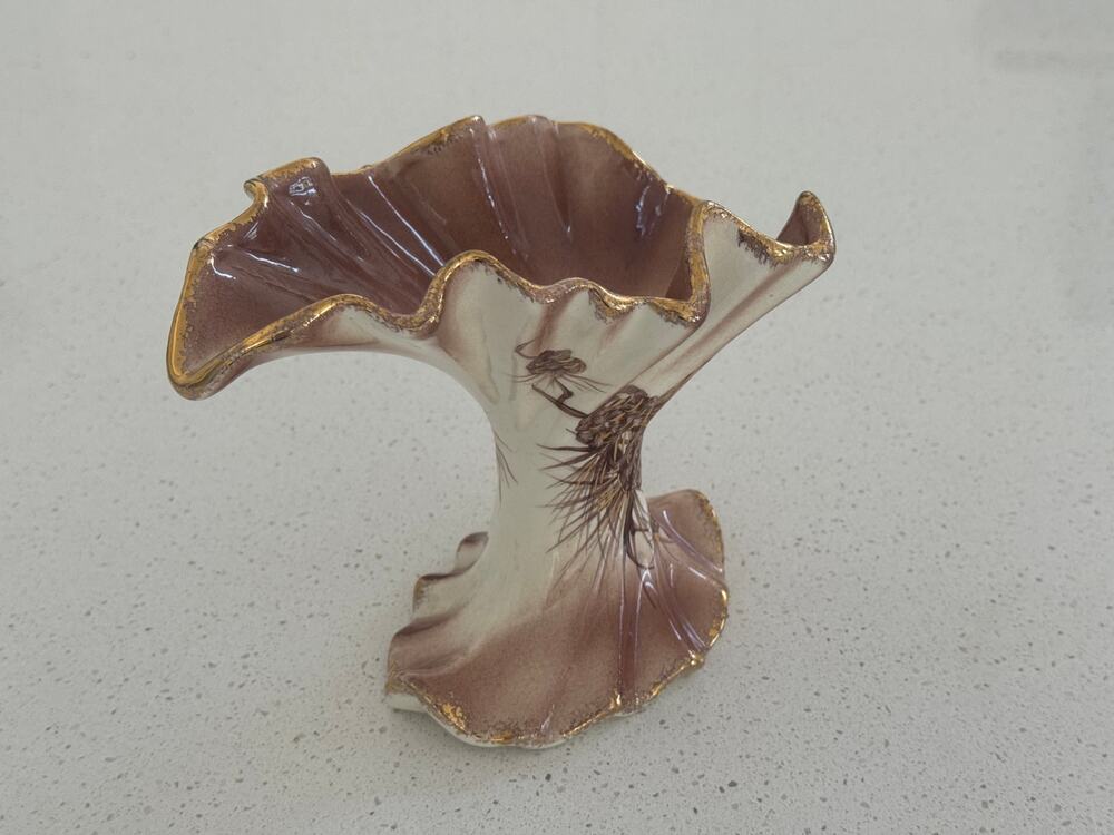 Vintage 1950s Hull Pottery Parchment & Pine Cornucopia Vase Gold Trim